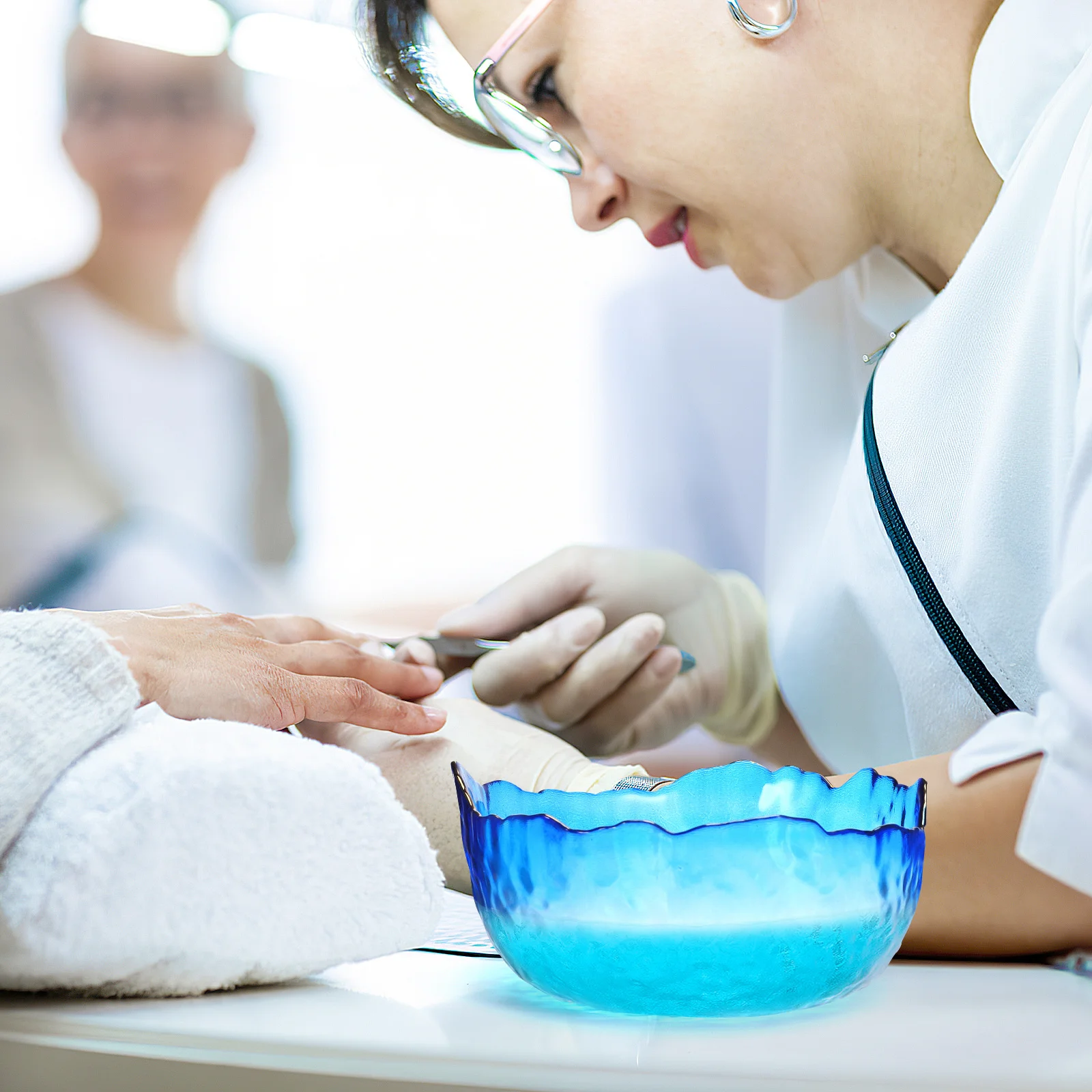 

Glass Manicure Bowl for Nail Soaking and Polish Removal Soak Off Tips Easily with Warm Water Ideal for Cuticle Care and DIY Art