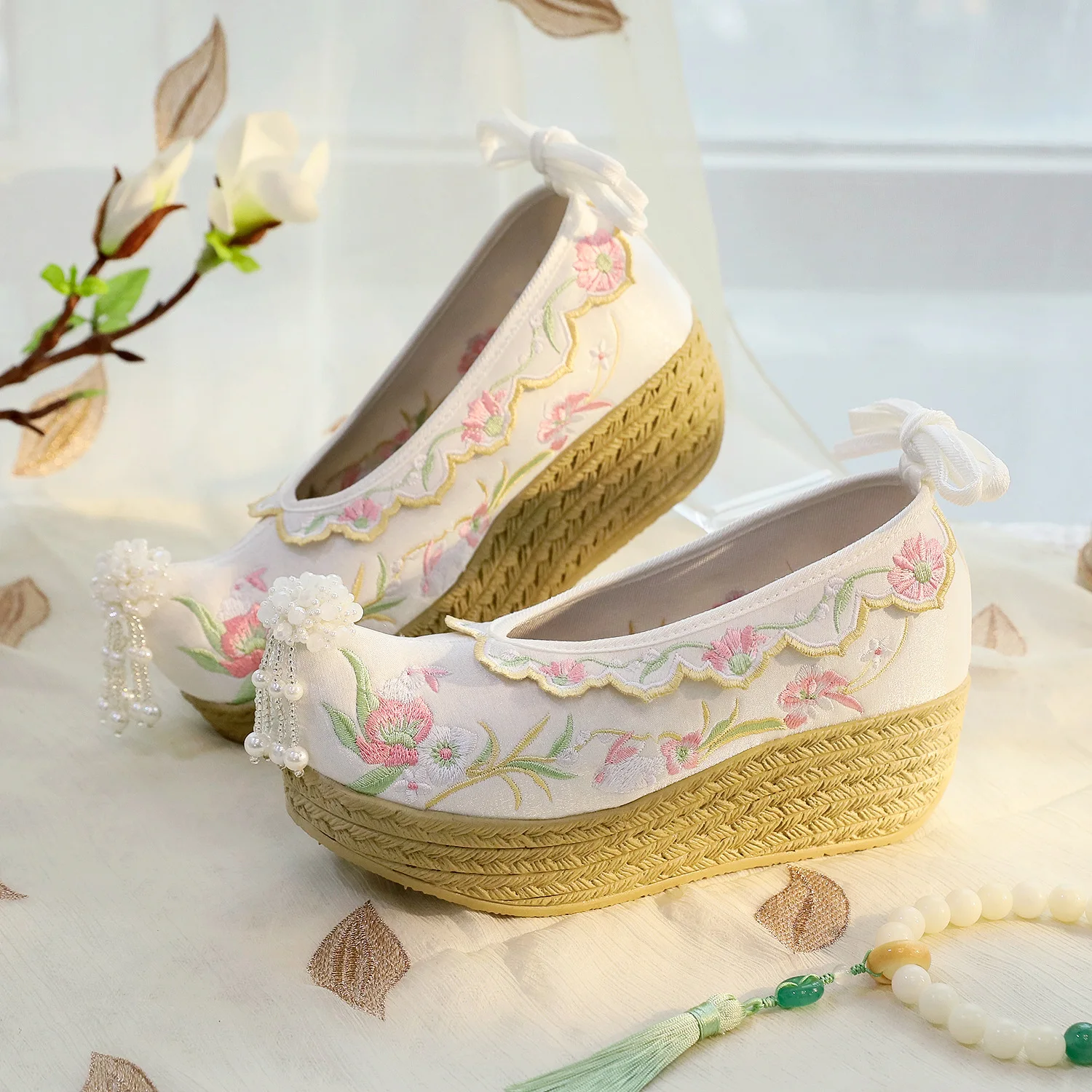 漢服シューズ、女性用、古代風、厚底プラットフォーム、5cmウェッジヒール、宮廷風刺繍、明王朝時代の女性用刺繍シューズ。