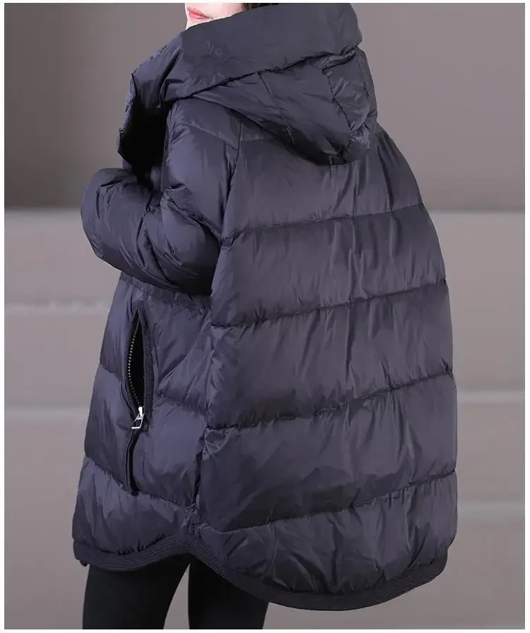 سترة نسائية أوروبية شتوية لعام 2025 سترة محبوكة بقلنسوة سترة بيضاء غير رسمية للأسفل