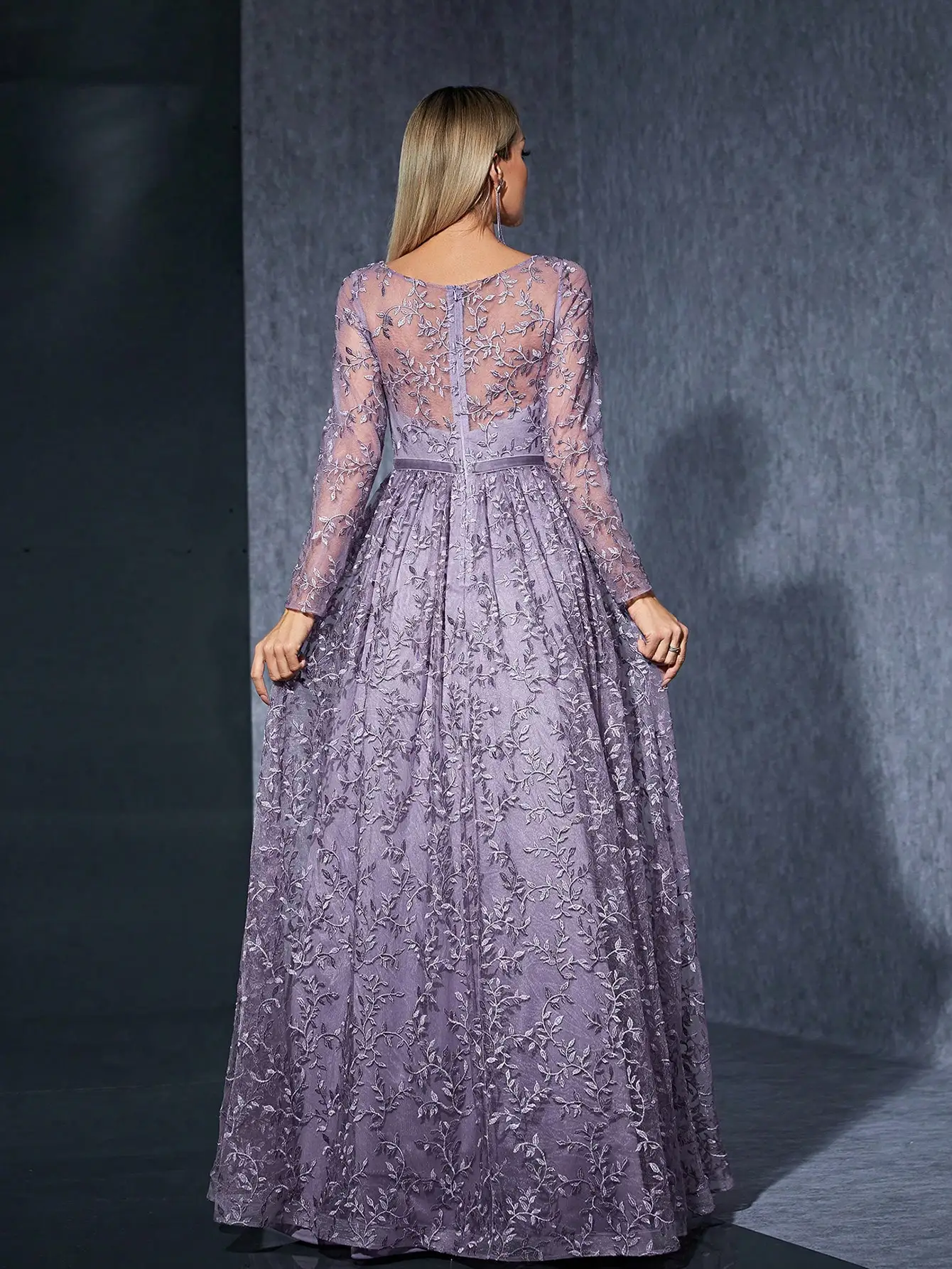 Mgiacy (non-locating flower) Langes Kleid mit V-Ausschnitt, langen Ärmeln, bestickter Spitze, durchsichtigem Satin und Gürtel mit weitem Saum – Detail 3