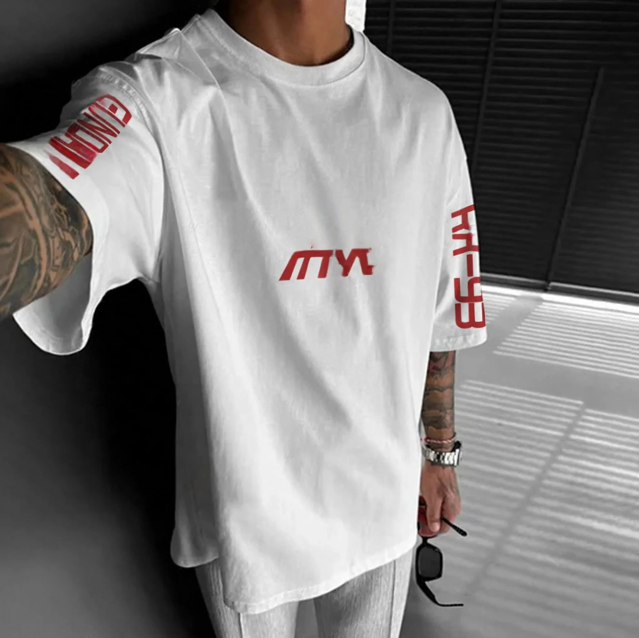 Camiseta branca de grandes dimensões com estampa traseira anime mecha gundam espada vermelha robô ch 8 gunlami letras manga design casual streetwear camiseta