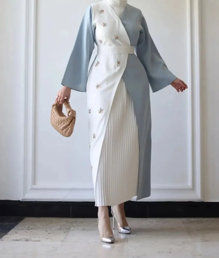 ชุดราตรีทรงตรงแบบเป็นทางการประดับคริสตัล แขนยาว คอสูง ยาวถึงข้อเท้า