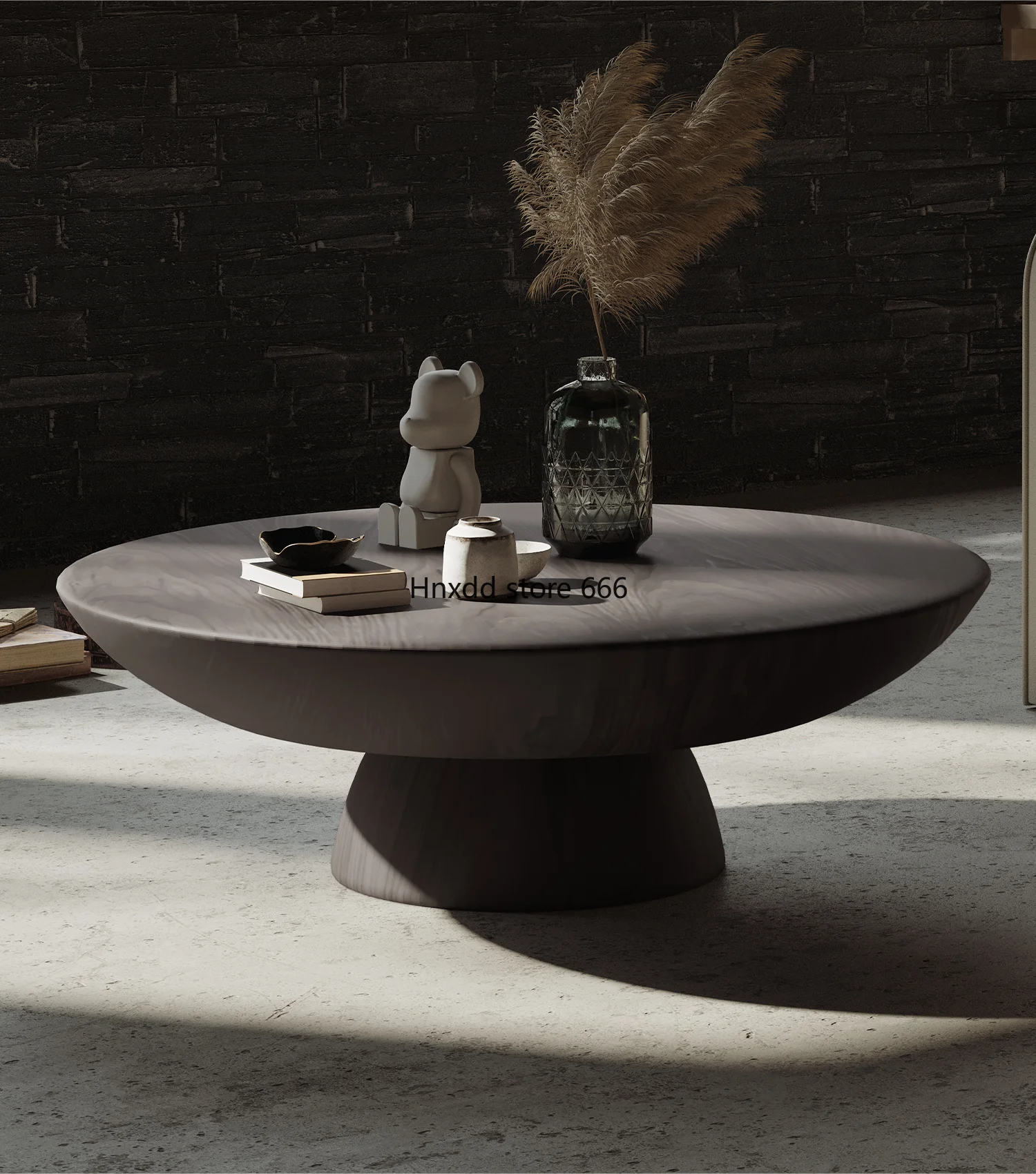 

Простой и минималистичный круглый чайный столик из массива дерева