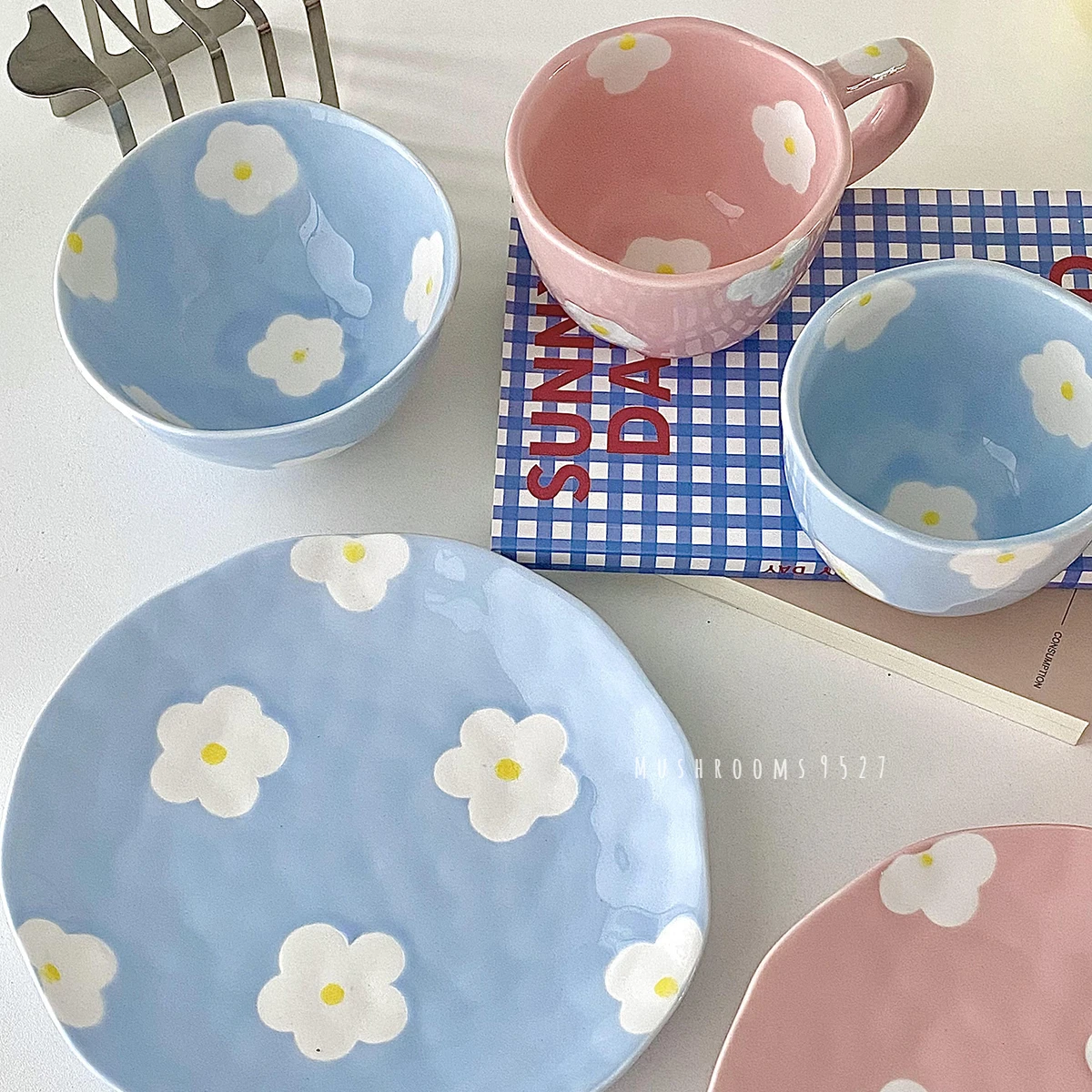 

Korean heart ceramic tableware underglaze color hand-painted irregular flower bowl mug dinner plates pratos de jantar talheres