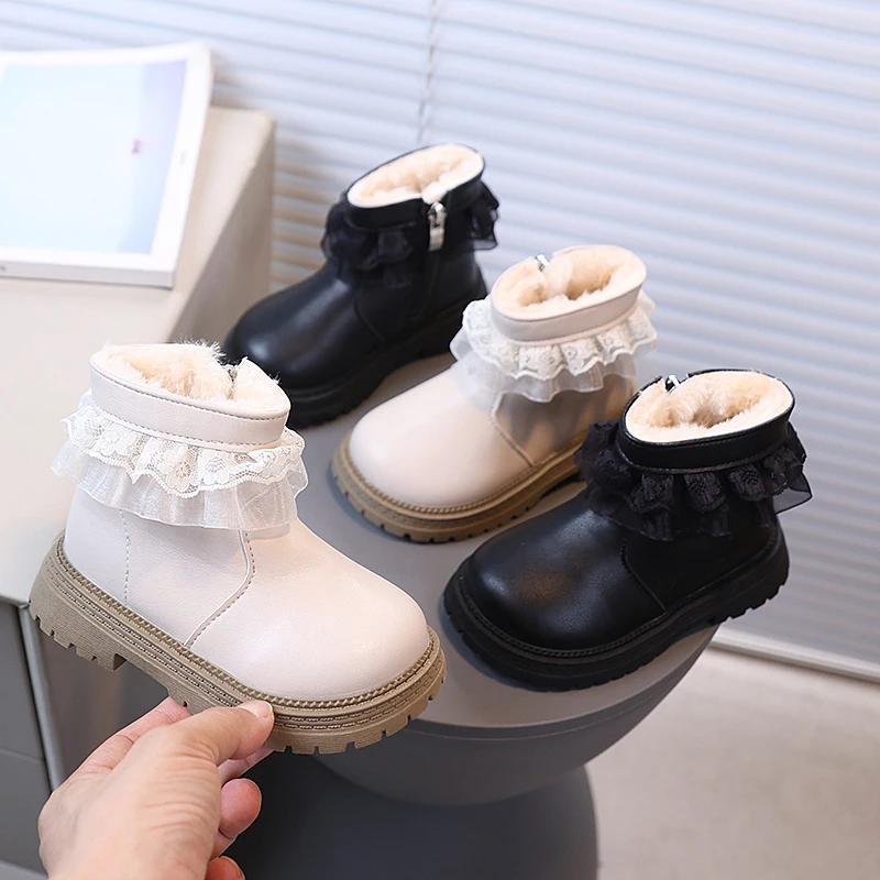 

Детские кожаные ботинки, милые кружевные короткие сапоги с мягкой подошвой для девочек, однотонные универсальные зимние ботинки 2025, новые детские ботильоны на толстом меху