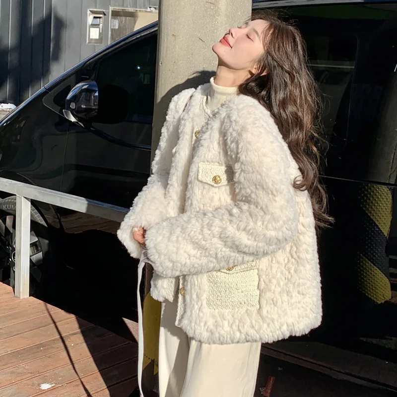 

New Spring Collection Of Xiangfeng Lambskin Coat For Women, Loose And Thick White Woolen Top For Women In Cotton-padded Clothes