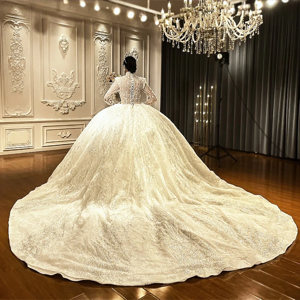 ชุดแต่งงานแบบบอลกาวน์แขนยาวสไตล์เจ้าหญิงแบบสั่งตัดปี 2026 ของซาอุดีอาระเบีย ประดับด้วยกลิตเตอร์และเลื่อม