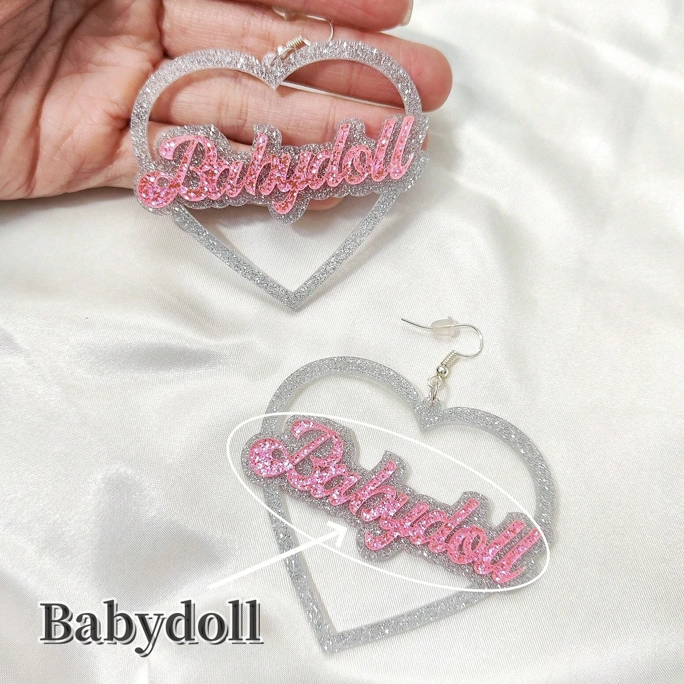 KUGUYS Herzförmige Babygirl-Babydoll-Ohrringe für Damen, glitzernder Acryl-Schmuck, Accessoires für Musikfestivals – Detail 8