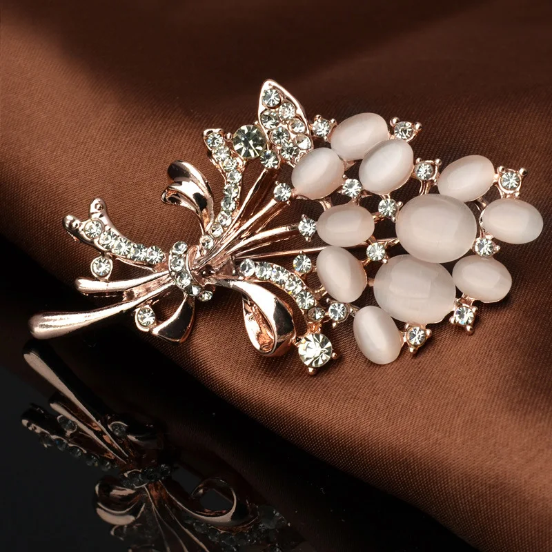 Fashionable brooch for women\'s cardigan, luxurious ornamental pin for a big atmosphere, imitation crystal accessory for daily an