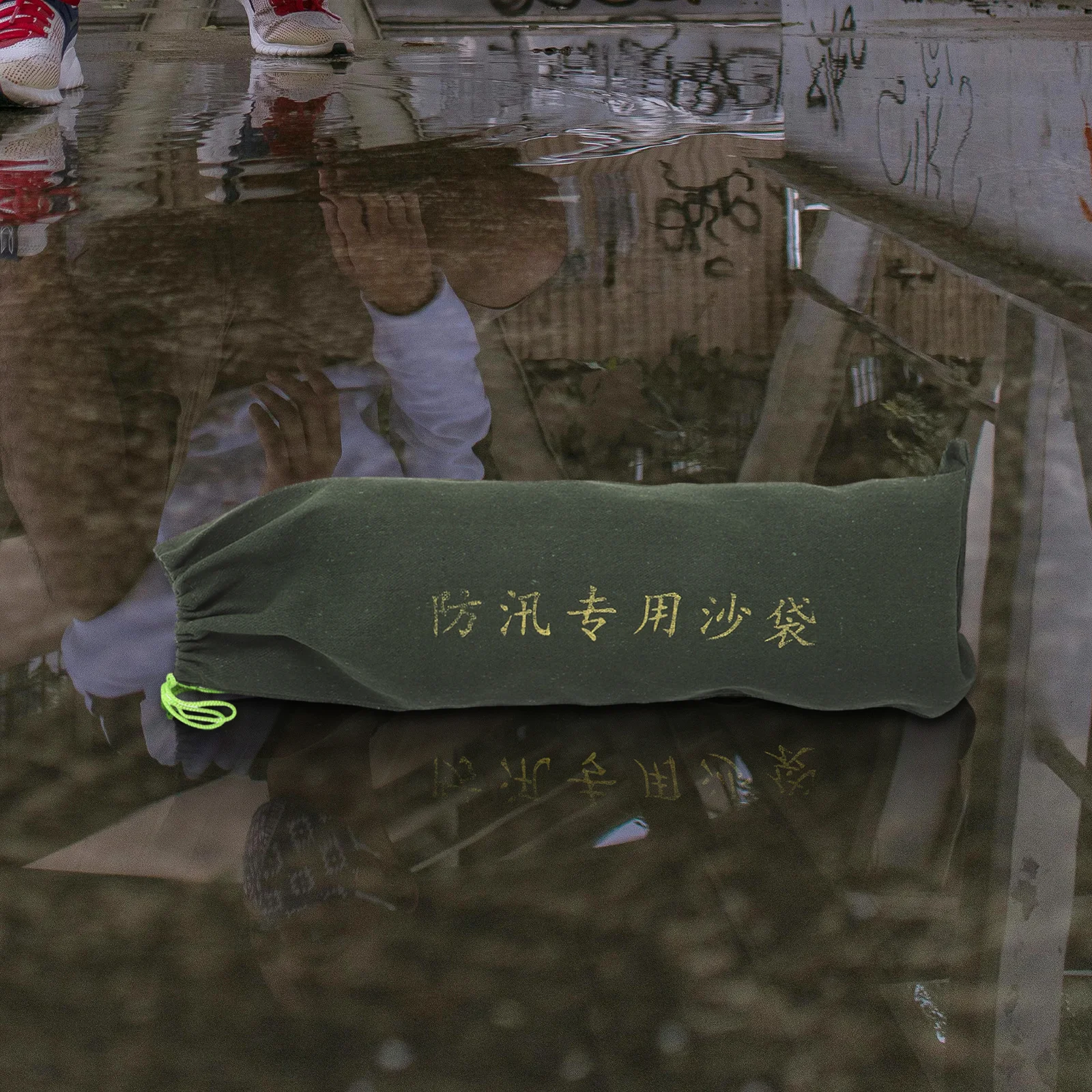 2 قطعة أكياس الرمل الفيضانات المقاومة للماء الثقيلة قماش حاجز المياه المنشط للمنزل باب المرآب حماية الفيضانات الرمال الماصة