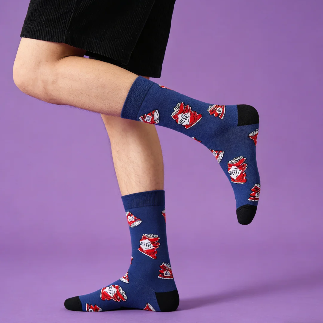 زوج واحد من الجوارب لمنتصف الساق تتميز بتصميم صنز البيرة المطبوعة، مما يزيد من جماليًا مريحًا ومترهلًا.