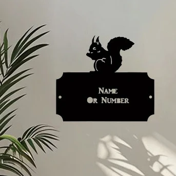 

Идеальный подарок для любителей домашнего декора: металлические настенные рисунки с очаровательной белкой и индивидуальным знаком