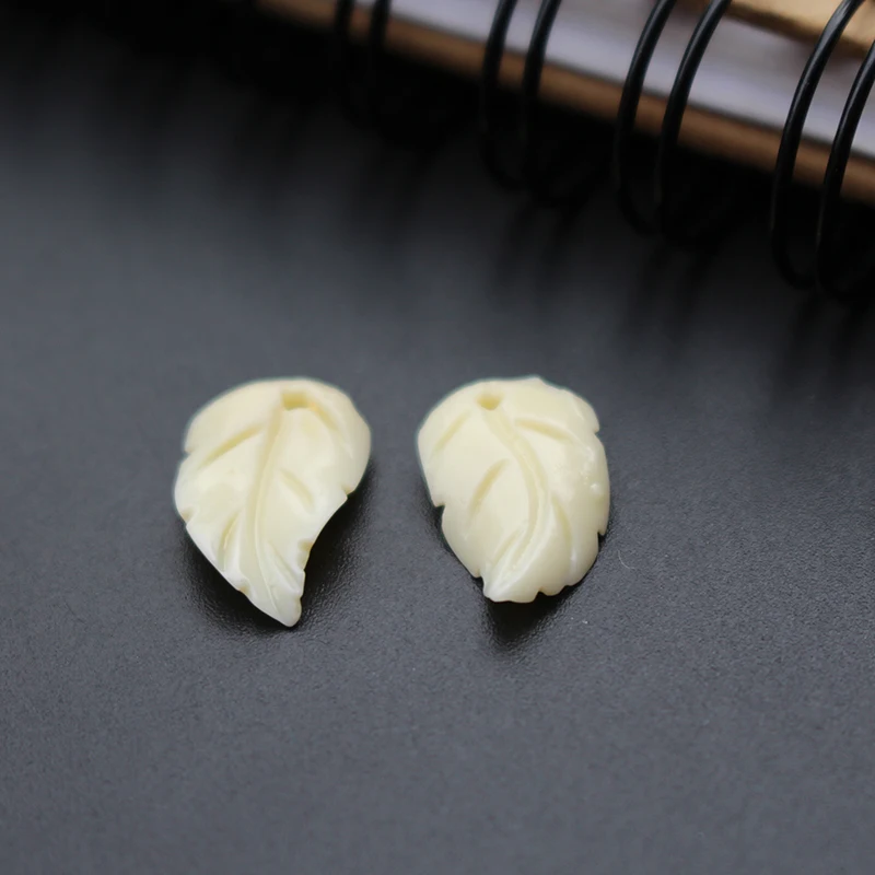 20Pcs 9mm*14.4mm Green Red Beige Color Carved Artificial Coral Leaf Small Leaf Beads for Jewelry Bracelet Necklace DIY Making