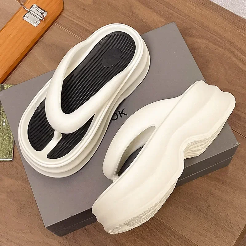 New fashion ladies flip-flops Trendy summer beach thick bottom slippers casual outdoor comfortable sandals summer women's shoes