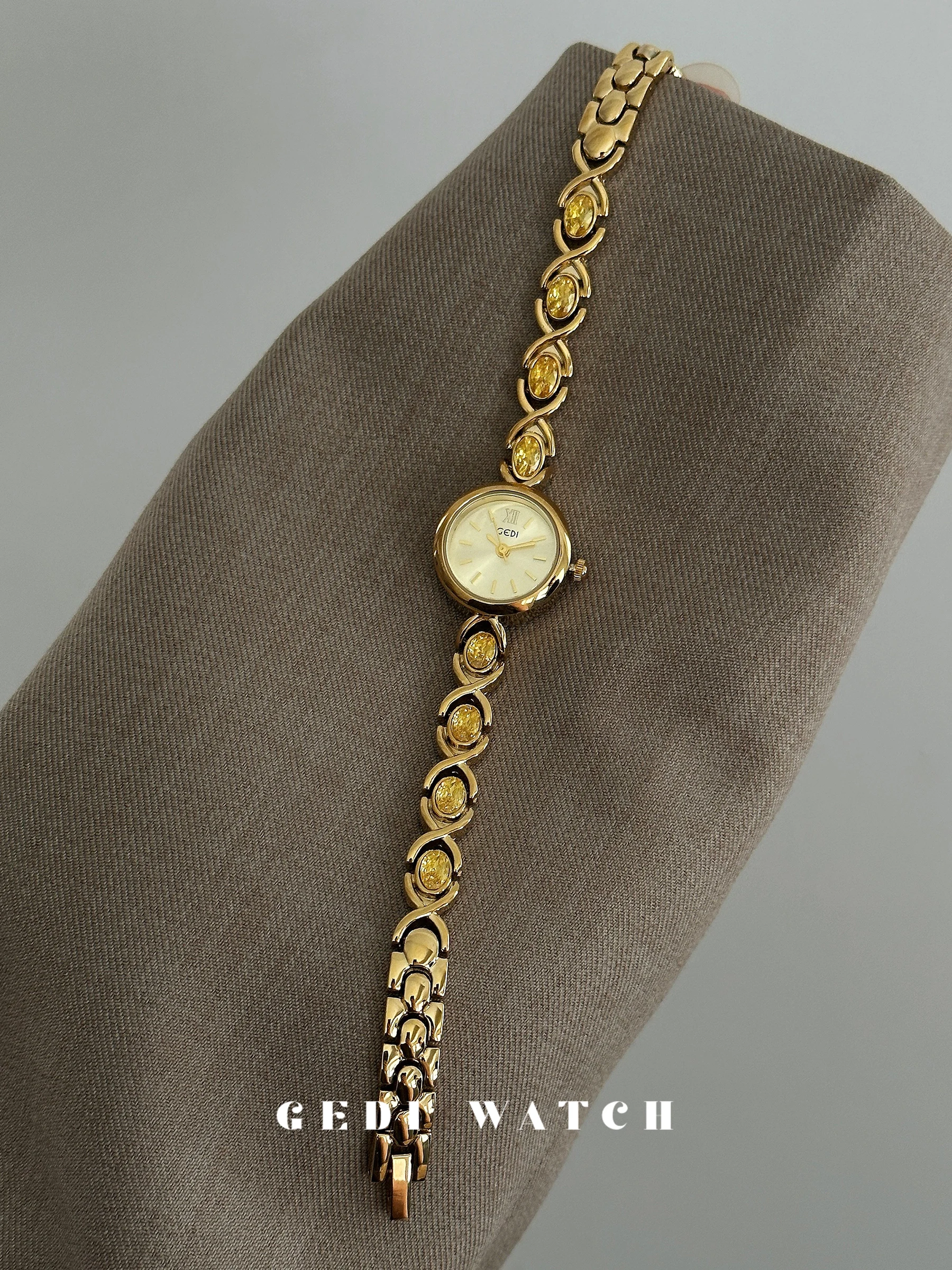 New Women'S Wristwatch, Exquisite Design, Retro Style, 2026 New Light Luxury Bracelet Watch, Fashionable Quartz Wristwatch.