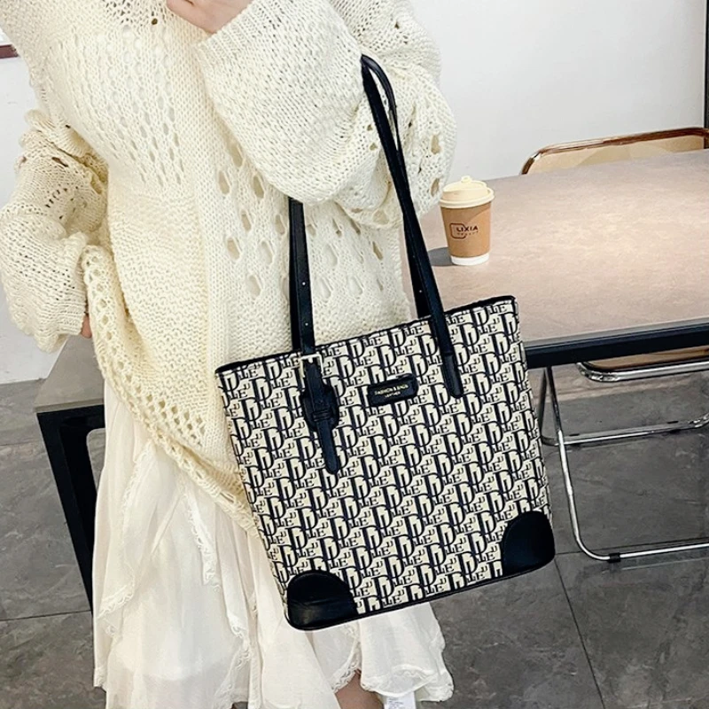 

New Small Square Bag, High-end Handbag, Single-shoulder Bag, Wide Width, Large Capacity, Underarm Bag for Women