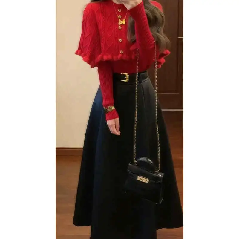 Jesienny, modny damski lekki płaszcz Maturi, sweter z odkrytymi ramionami, spódnica, zestaw dwuczęściowy, stylizacja Ele Trendy.