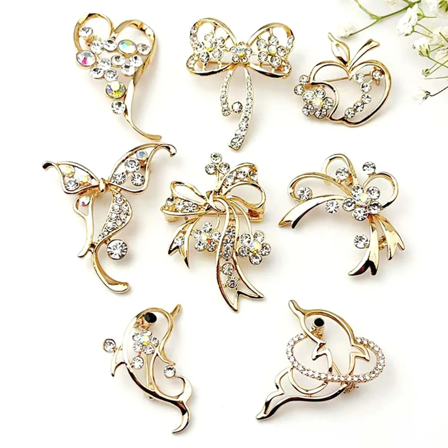 8Styles Bow Dolphin Heart Apple Brooch Golden Metal Rhinestonesr Design Pin Women Clothing Handbag Backpack Decorative Discovery