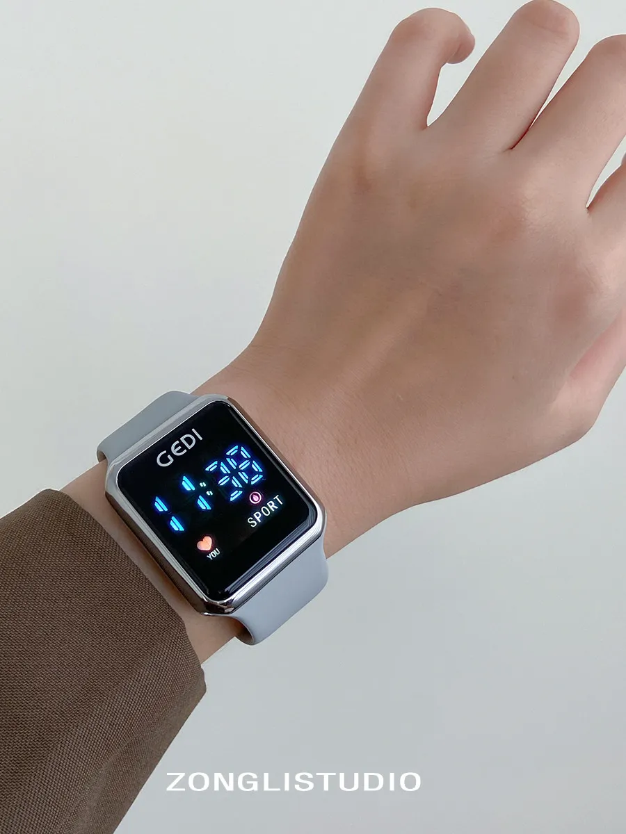 New Model Watch: Sporty And Casual, Suitable For Students, Features A Breathable Silicone Strap And A Reverse Buckle Closure.