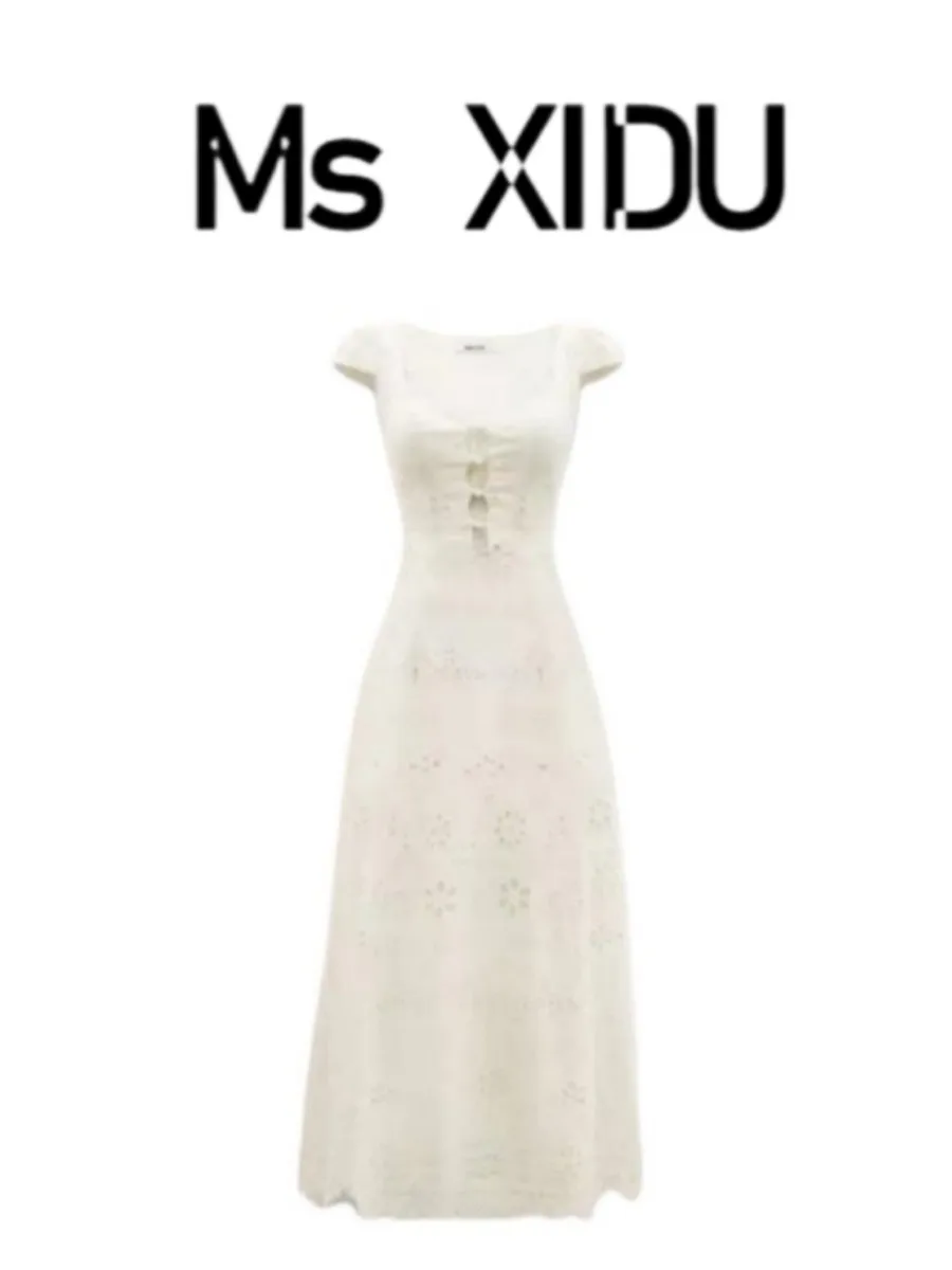 Vestido e de renda branca com recortes vazados, decote em V, estilo cado para o dia a dia, manga bufante, corte em...