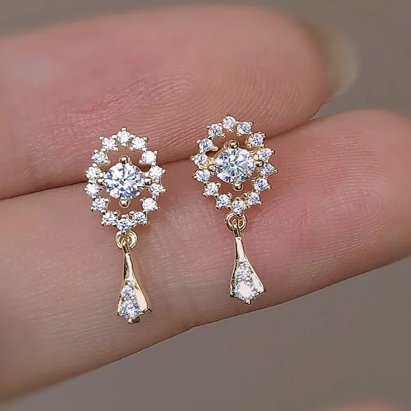 Huitan Romantische Süße Gold Farbe Frauen Tropfen Ohrringe Intarsien Glänzende CZ Für Hochzeit Party Täglich Trendy Nette Accessoires Schmuck