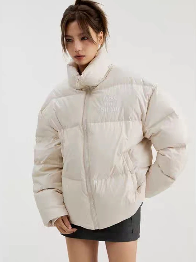 เสื้อแจ็คเก็ตดาวน์สั้นผู้หญิง กันฝน อุ่นหนา แต่งเพชร เสื้อพาร์กาสำหรับเดินป่า แฟชั่นฤดูหนาวลำลอง เสื้อโค้ททรงขนมปัง รุ่นใหม่ 2025