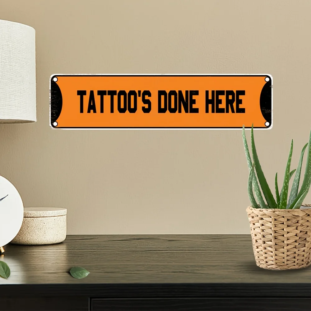 Letrero Metálico Vintage Naranja con Texto Negro Grueso 'TATTOO'S DONE HERE' para Decoración de Pared en Estudio de Tatuajes, Tienda, Hogar, Bar o Cuarto de Hombre