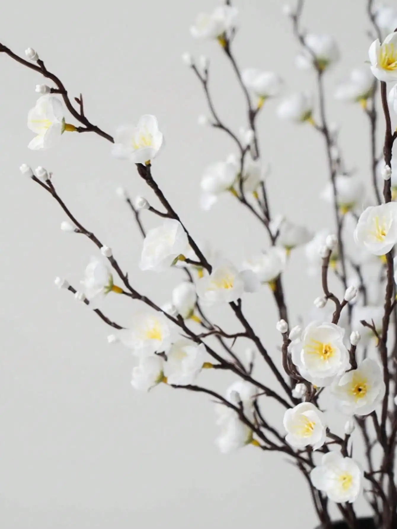 Künstliche Blumen, weiße Pflaumenblüte, 21,7 Zoll, gefälschte Kunststoffblume mit langem Stiel, für Zuhause, Hotel, Hochzeit, Party, Garten, Dekoration, Geschenke, Geburtstag – Detail 5