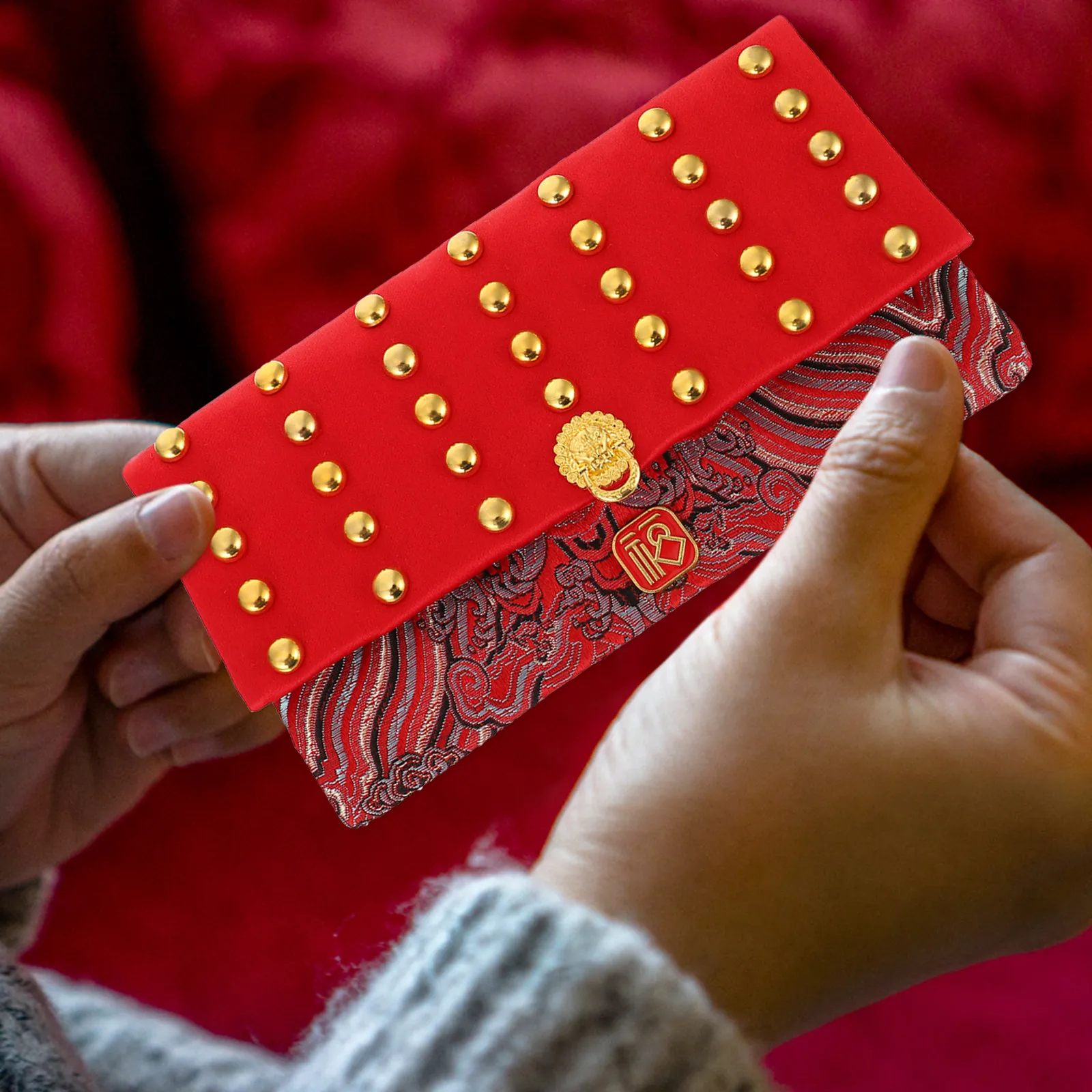 

1 шт. Красный конверт в китайском стиле с застежкой-кнопкой, тканевый, для хранения денег на Весенний фестиваль, традиционный новогодний.