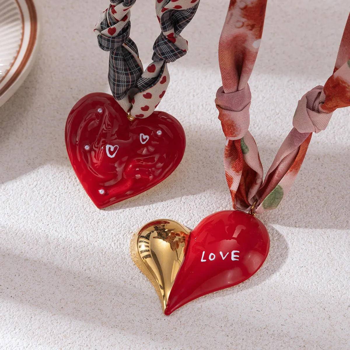 بيان قلادة كبيرة على شكل قلب وشاح حريري للنساء من الفولاذ المقاوم للصدأ هدية مجوهرات حمراء بالتنقيط بالزيت