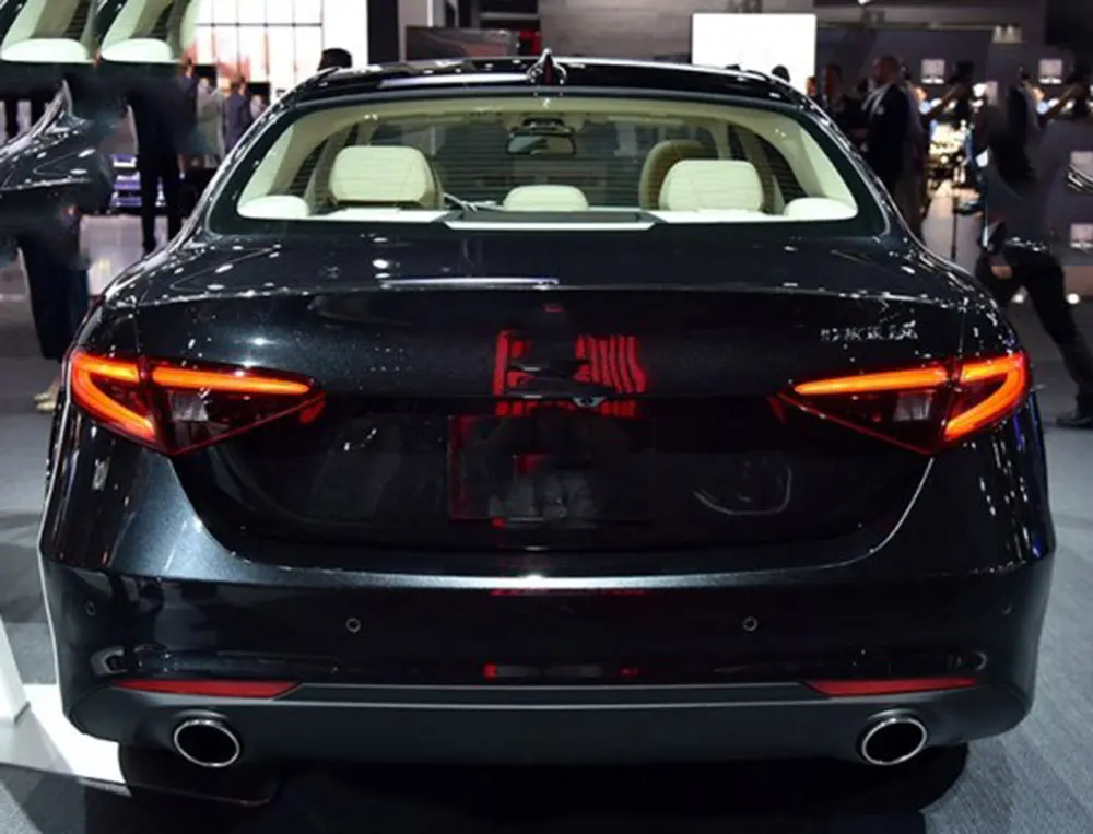 

Подходит для Alfa Romeo Giulia Standard 2016 2017 2018, спортивный стиль, защитная накладка на бампер из материала PP, светоотражатель, с диффузором Sport.