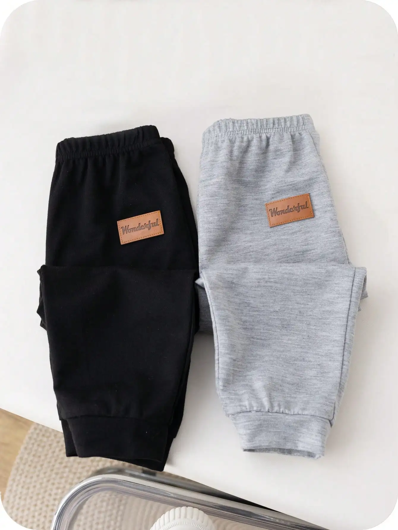 

Комплект из 2-х детских однотонных спортивных брюк с эластичным поясом - черный и серый