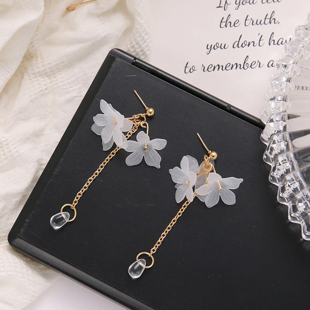 2024 Fashion Trend White Acrylic Flower Drop Earrings Female Acrylic Alloy Tassel Chain Pendant Earrings Korean Wedding Earrings