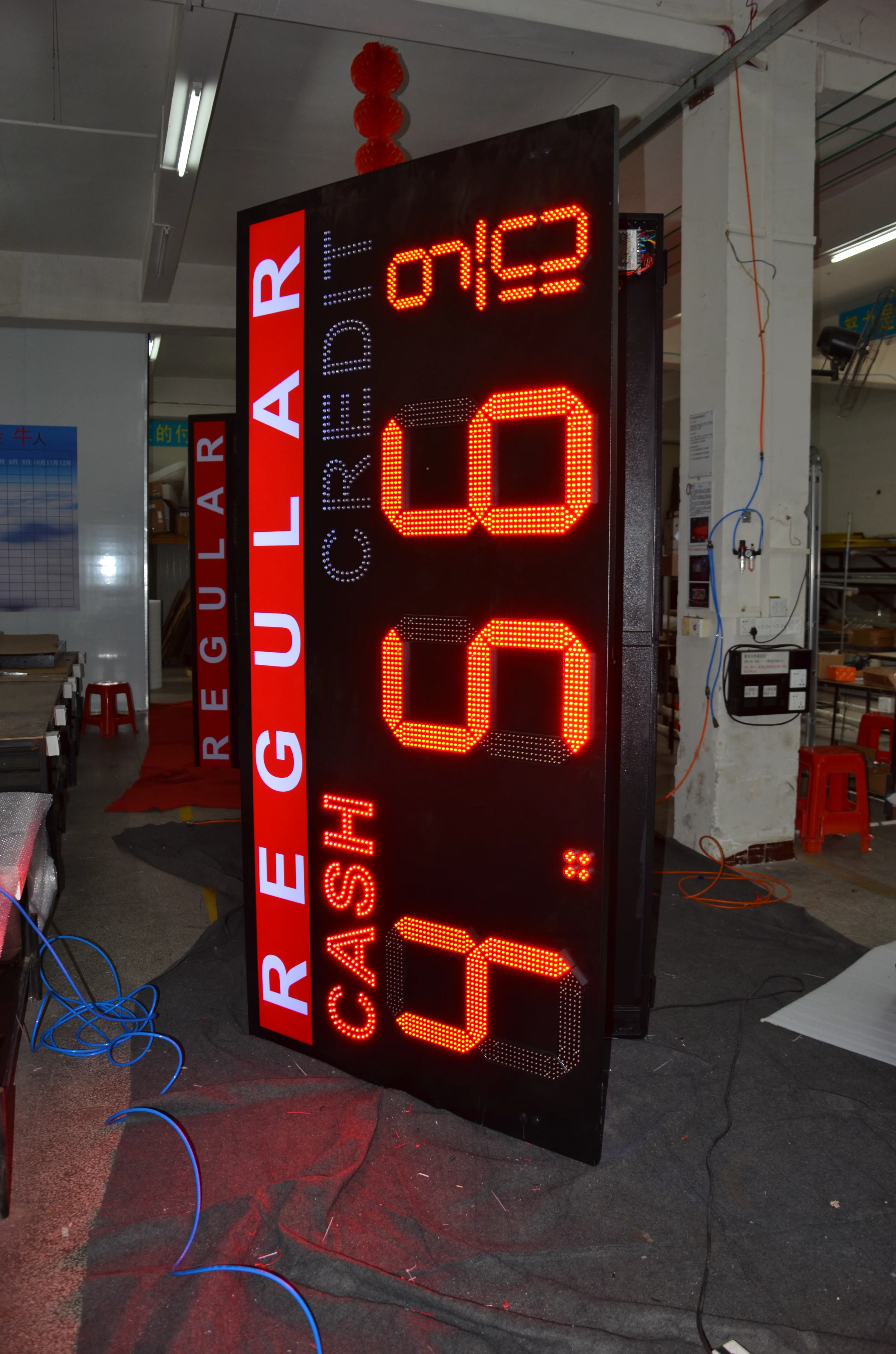 Outdoor 7-segment LED display for displaying fuel prices, 888 9/10, available in sizes: 15, 18, 20, 22, 24 and 32 inches.