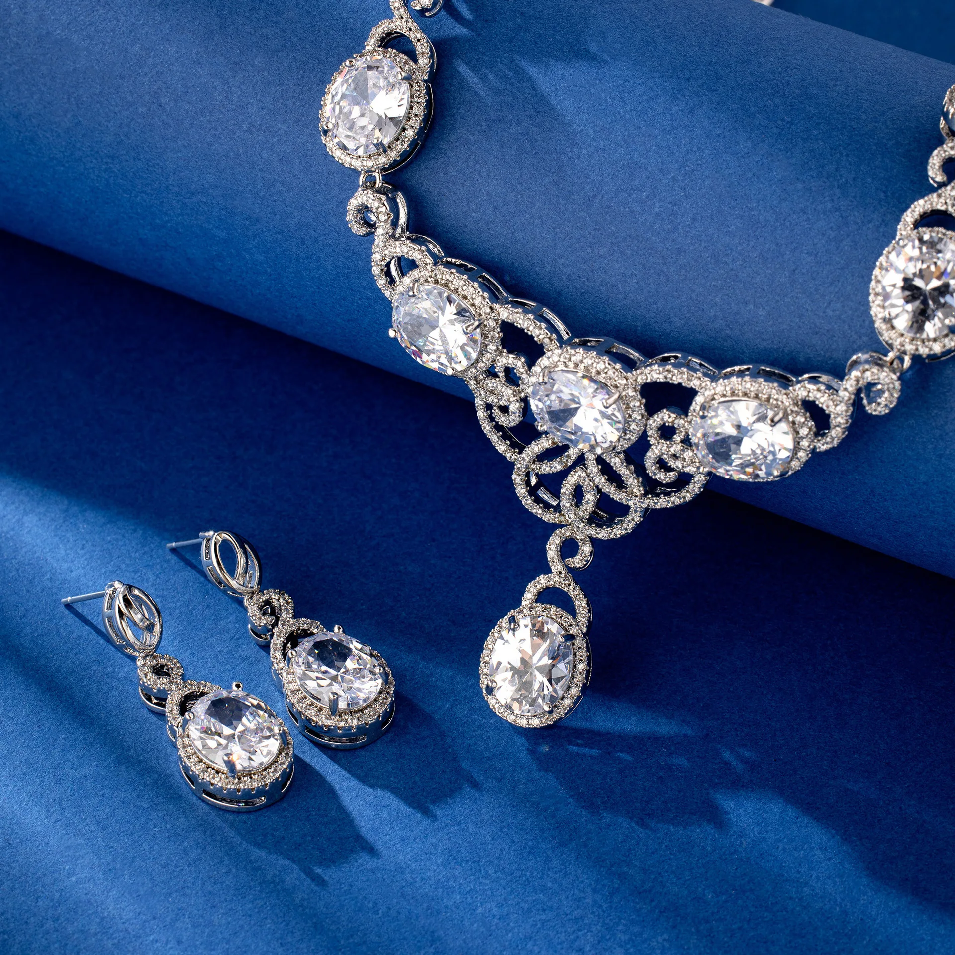 

Набор ювелирных украшений класса люкс, модный универсальный комплект для повседневной носки, роскошные украшения с геометрическим дизайном и инкрустацией цирконами, комплект из 2 предметов.