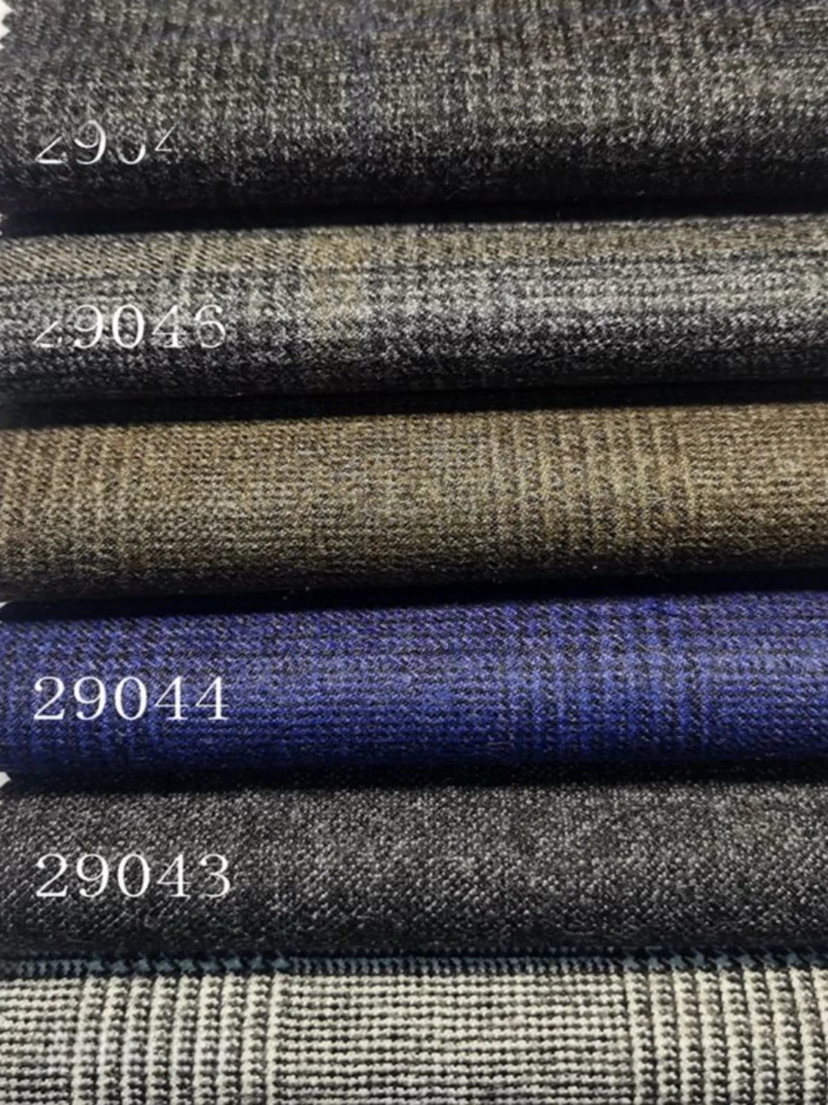 

Classic Full Wool Deep Blue Grey Black And White Plaid Suiting Fabric for Autumn Winter Men's Suit Pants Skirt Suit Coat Vest