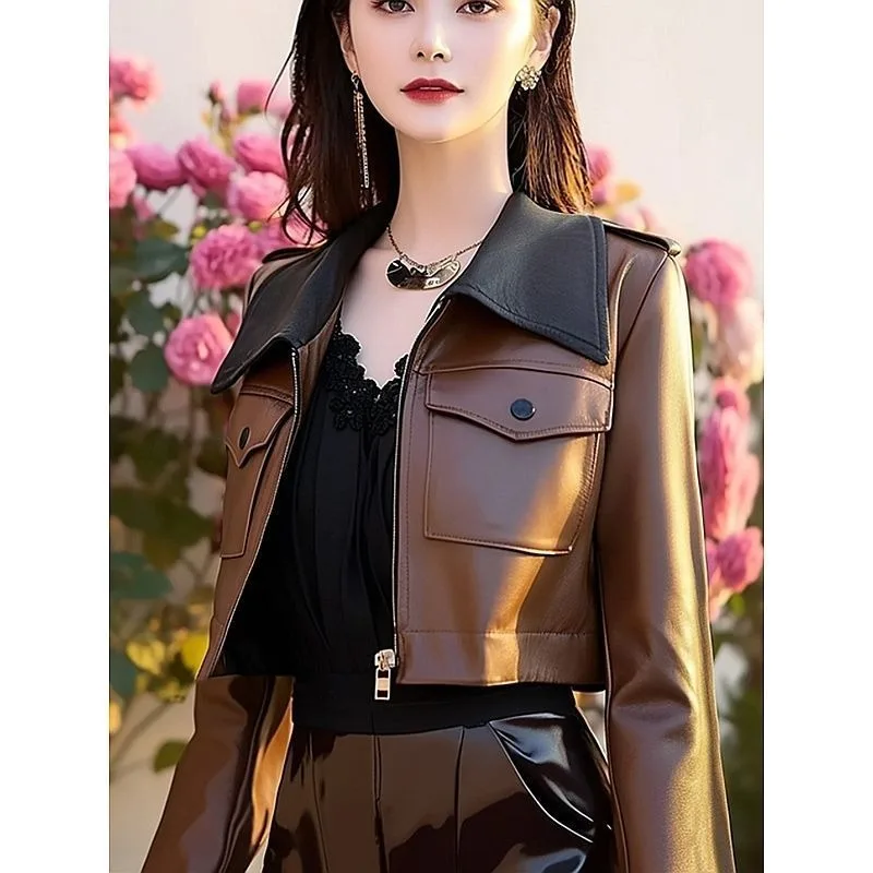 올해의 트렌디 베스트셀러는 여성의 초가을을 위한 고급스러운 룩을 연출하는 멋지고 스타일리시한 브라운 라펠 가죽 재킷입니다.