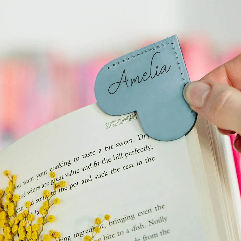 

Custom Leather Heart Bookmark Personalized Engraved Page Marker Retro Book Accessory Creative Gift for Readers and Students