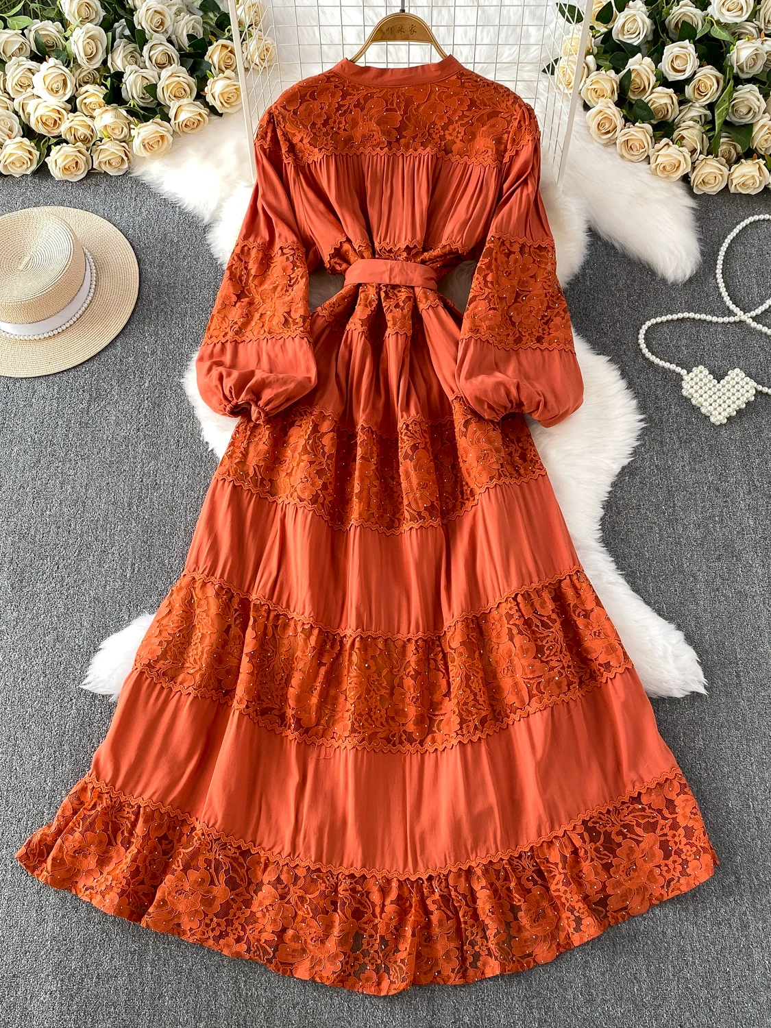 エレガントなラウンドネックレースロングドレス レディース 秋 シングルボタン ウエストシェイプ ダイヤモンド装飾 Aラインスカート 通勤スタイル