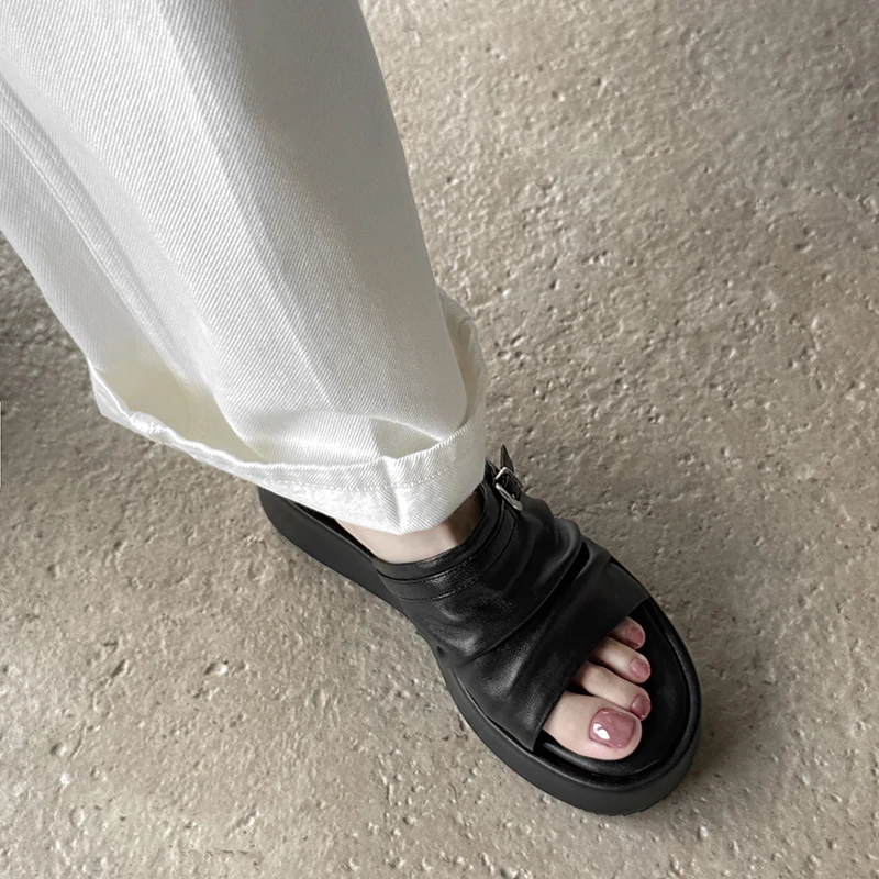 2025 verão plataforma de pele carneiro salto médio plissado palavra chinelos dedo do pé redondo aberto fivela cinto cunha chinelos