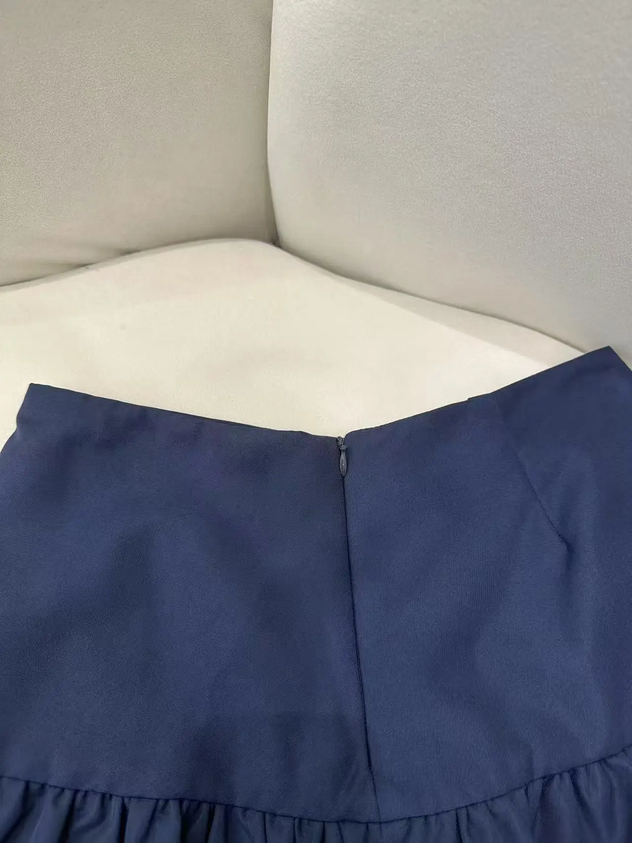 بدلة نسائية أنيقة مكونة من قطعتين باللون الأزرق الداكن على طراز الكلية مع طية صدر السترة وأكمام طويلة أو تنورة رفيعة مكشكشة