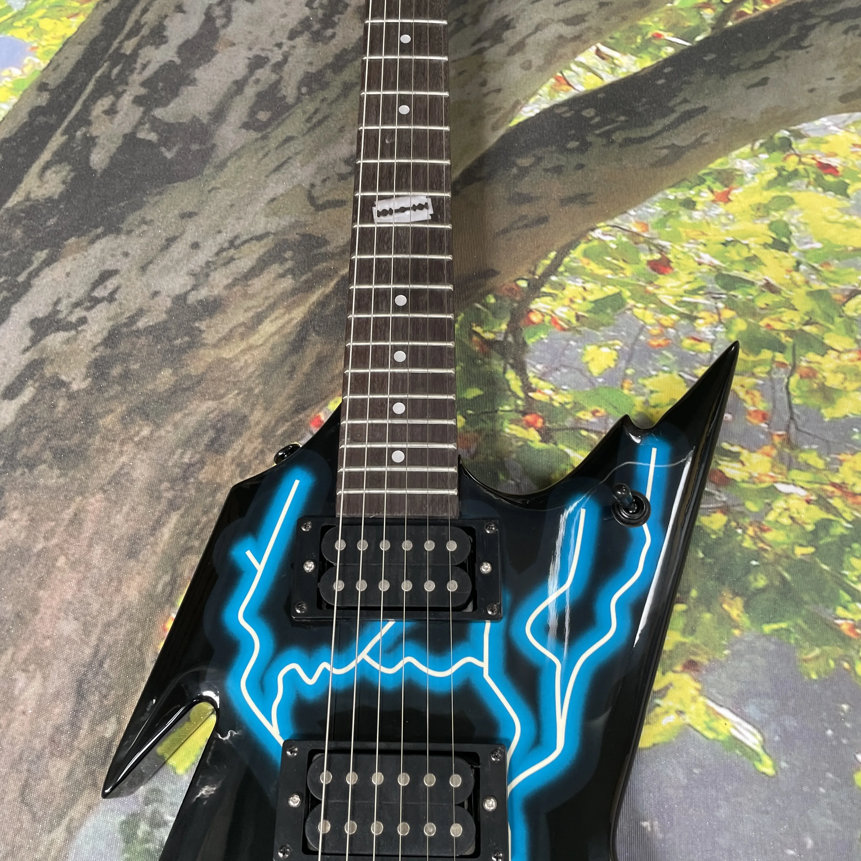 غيتار كهربائي مع سطح نمط النمر ، ترصيع قذيفة ملونة ، أزرق فاتح ، نظام اهتزاز ، 6 سلاسل ، 22F #2