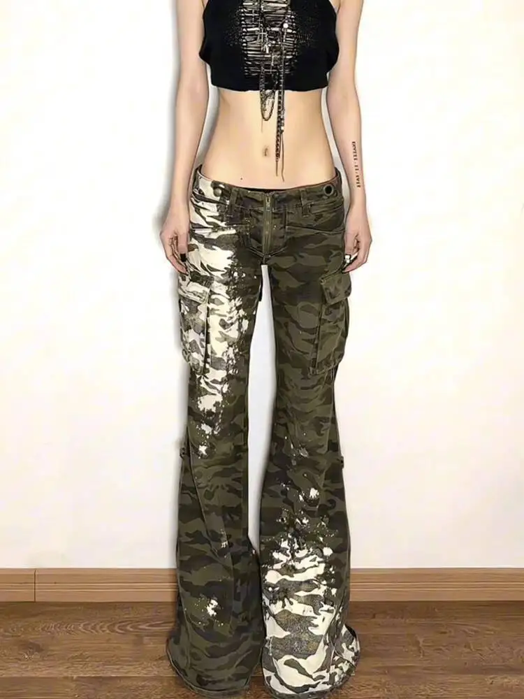 Jeans cargo camuflados com pintura em spray: calças largas Dystopian femininas de cintura baixa, estilo vintage grunge
