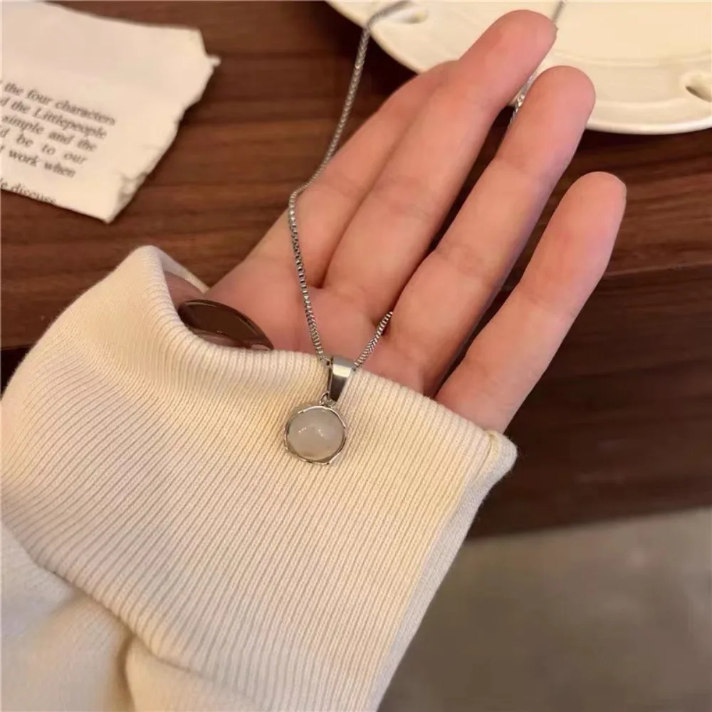 Korean Style Round Pendant Necklace Elegant White Chalcedony Niche Light Luxury Clavicle Chain High-end Crystal Pendant Necklace