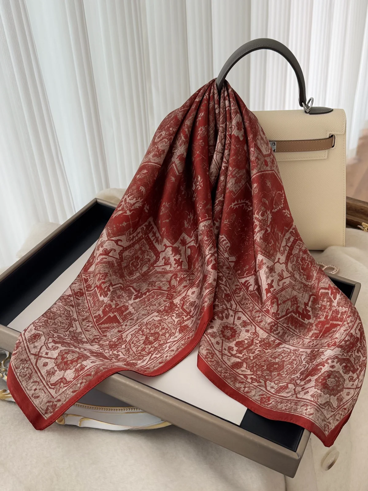 エレガントなヴィンテージレッドシルクスカーフ-65cm-多用途装飾用女性用ファッションアクセサリー-シルクスクエアネクタイギフト