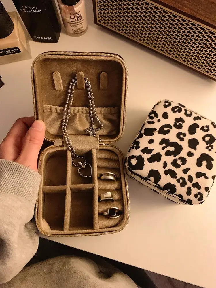 

Шкатулка для драгоценностей с леопардовым принтом, портативная портативная квадратная серьга, ожерелье, кольцо, чехол для хранения, кожаный органайзер для ювелирных изделий, держатель
