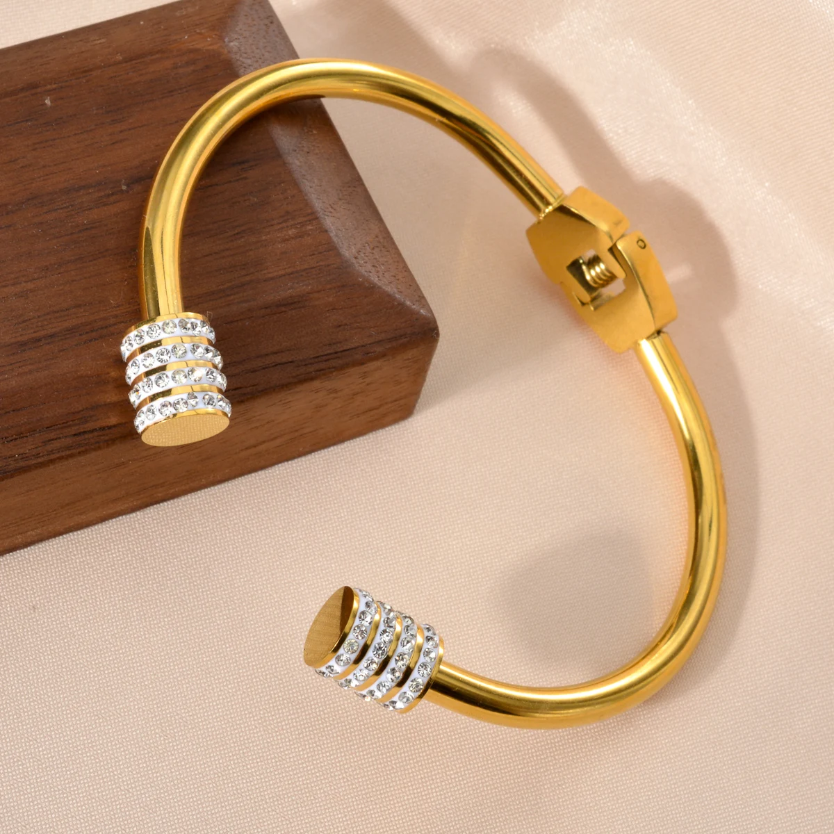 أساور من الفولاذ المقاوم للصدأ للنساء ، إسورة رأس أظافر فريدة من نوعها ، لون ذهبي ناعم ، مجوهرات يدوية ، بيان الموضة