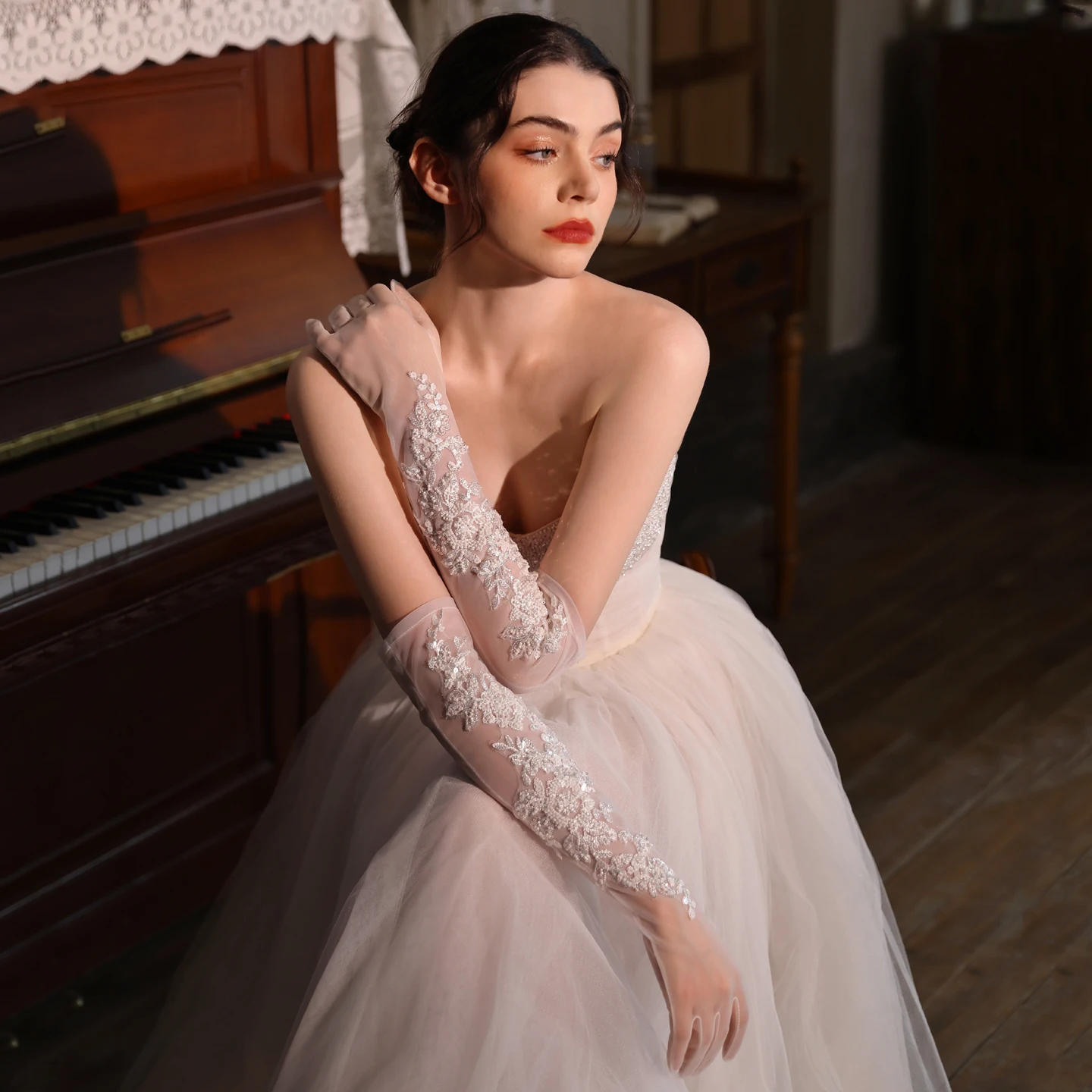 

Длинные свадебные перчатки WG215, белые, кружевные, с бисером, для невесты, свадебного платья, вечернего мероприятия, аксессуар