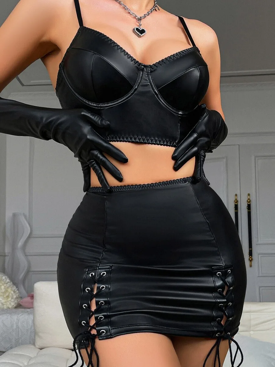 

Комплект из укороченного кожаного топа и короткой юбки Street Sle для женщин: мотоциклетный стиль, для ночного клуба, с эффектом соблазнительного белья на бретельках