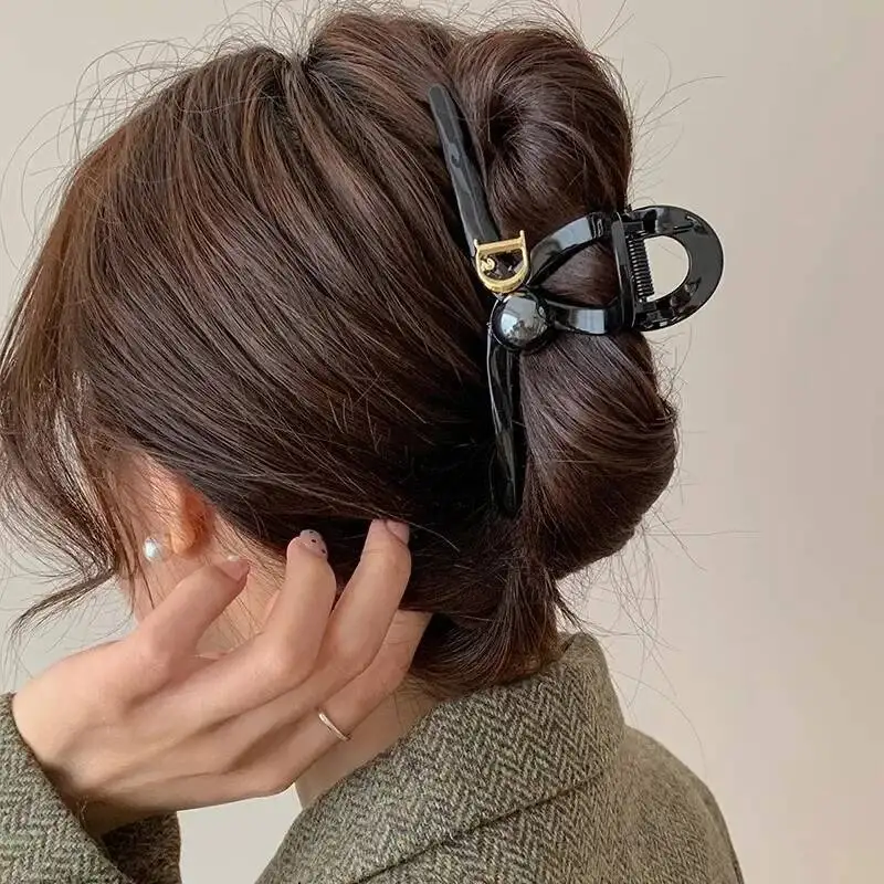 

2025 New Large Size Shark Clamp Clip Women's D Letter Accessories Back Of Head Bun Hair Grips Professional Salon Hairpins